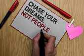 text-schild-mit-chase-your-dreams-nicht-menschen-konzeptionelle-foto-folgen-nicht-andere-jagen.jpg?b=1&s=170x170&k=20&c=tBE7EfaD12I3DTN7E9jHG0ixWI2baI-5ZeLm36fTimU=