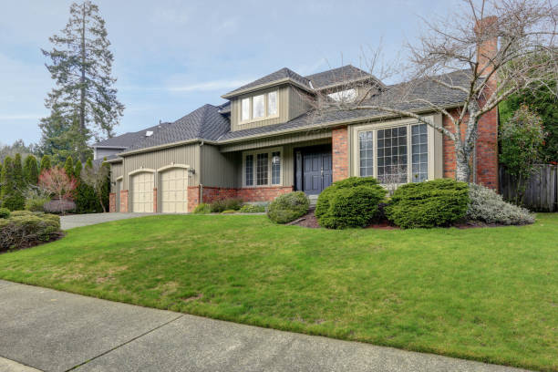 istock Luxury home exterior with three car garage. 1006232528