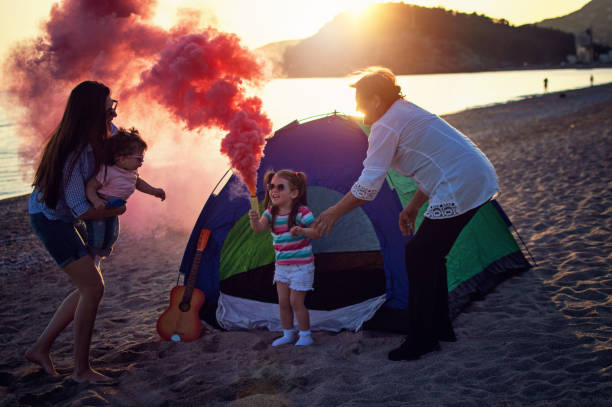 多代女孩家庭煙花在海灘上 - bar 個照片及圖片檔