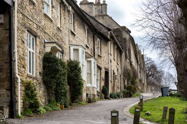 istock Burford, a medieval town England. 1006255130