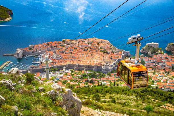 centro storico di dubrovnik con funivia che sale sul monte srd, dalmazia, croazia - overhead cable car immagine foto e immagini stock