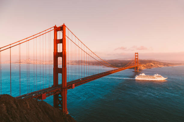 golden gate bridge mit kreuzfahrtschiff bei sonnenuntergang, san francisco, kalifornien, usa - golden gate bridge san francisco county san francisco bay bay stock-fotos und bilder