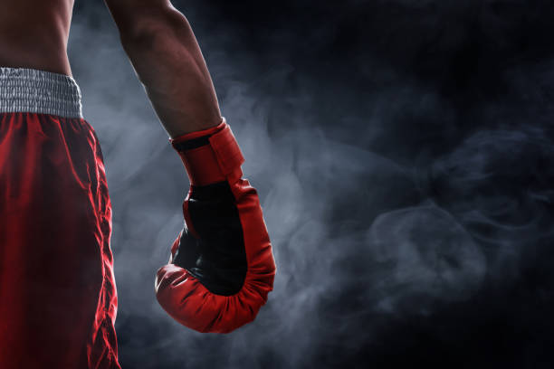 rojo guante de boxeo - kickboxing fotografías e imágenes de stock