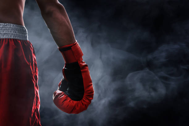 guanto da boxe rosso - lotta sport foto e immagini stock