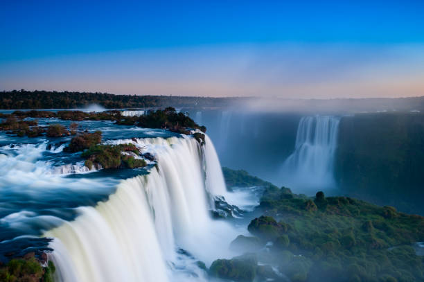 cataratas do iguaçu, visto de cima para baixo - tropical rainforest tropical climate waterfall landscape - fotografias e filmes do acervo