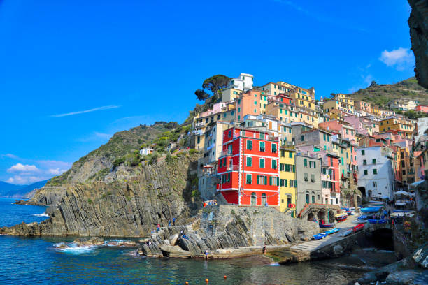 istock Italy, Riomaggiore colorful streets 1006341424