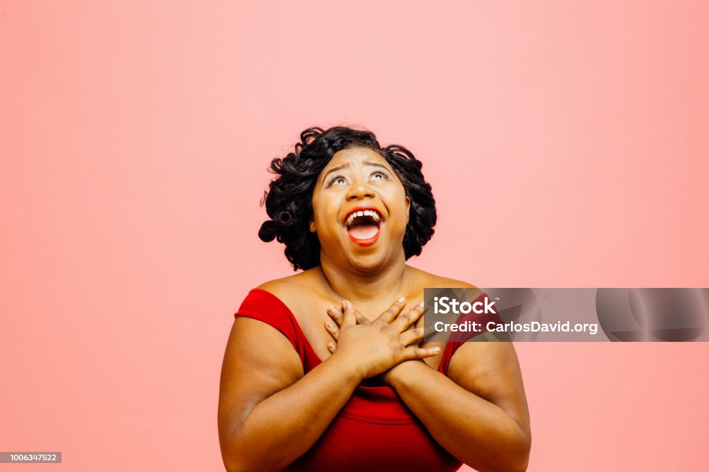 Dans grand awe/Portrait d’une femme extrêmement excité l - Photo de Chanter libre de droits