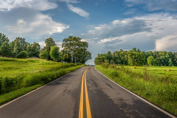 istock Road trip in North Georgia Mountains 1006367722