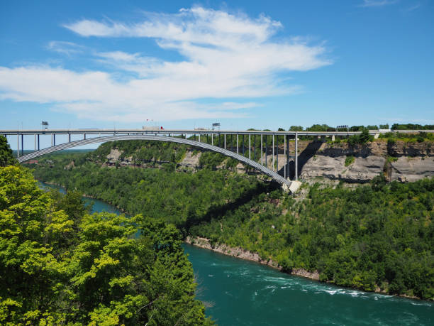 queenston-lewiston bridge across the niagara river gorge - new york canyon imagens e fotografias de stock