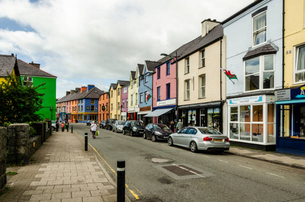 Llanberis High Street Cars parked outside the colourful buildings of Llanberis High Street in Llanberis, Wales high street stock pictures, royalty-free photos & images