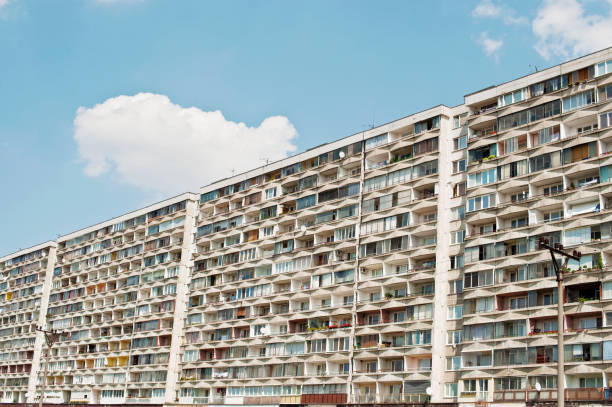 esterno di un blocco di vecchi appartamenti - plattenbau homes architectural detail architecture and buildings foto e immagini stock