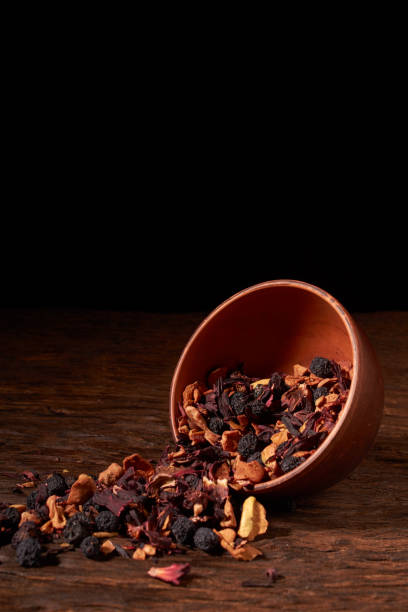 малиновый чай в коричневой глиняной миске. деревянный фон. копирование пространства. - apricot portion antioxidant fruit стоковые фото и изображения