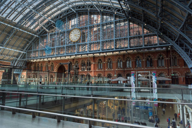 estación de tren de st. pancras - estación de tren de st pancras fotografías e imágenes de stock