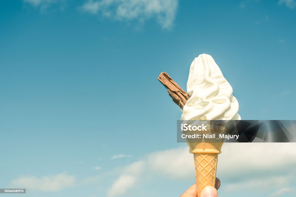 Um gelado num cone com um floco de chocolate - Foto de stock de Sorvete royalty-free