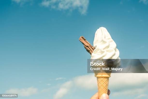 Foto de Um Gelado Num Cone Com Um Floco De Chocolate e mais fotos de stock de Sorvete - Sorvete, Onda de Calor - Fenômeno natural, Irlanda