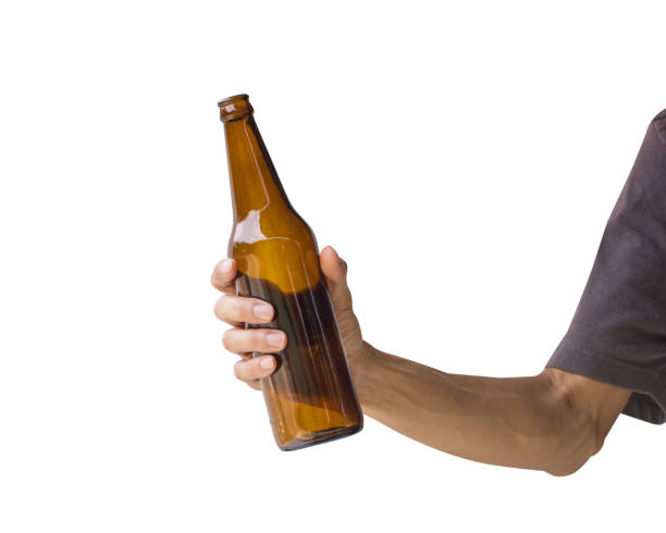 흰색 배경에 고립 된 맥주 병을 들고 남자 손. 흰색 바탕에 갈색 유리 병 경로 클리핑 - isolated on white bottle alcohol alcoholism 뉴스 사진 이미지