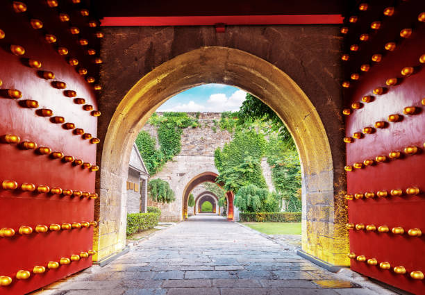 portão da cidade vermelho tradicional chinesa - gate handle door traditional culture - fotografias e filmes do acervo