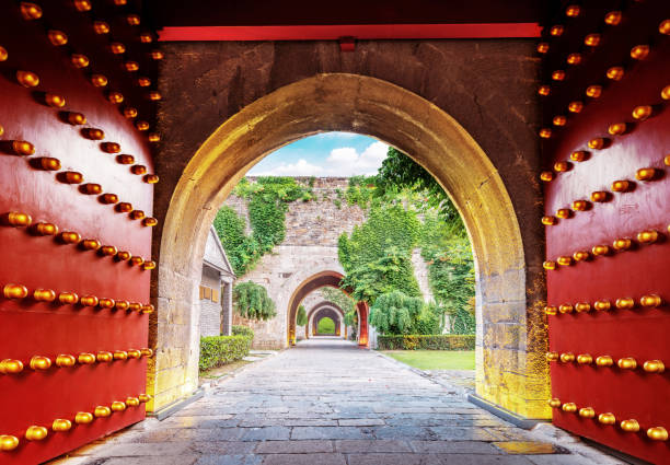 китайские традиционные красные городские ворота - gate handle door traditional culture стоковые фото и изображения