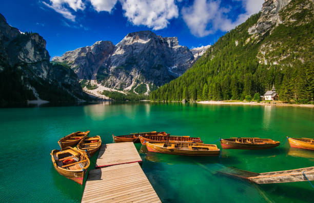 vista maravilhosa do lago braies com suas cores fantásticas no coração das dolomitas italianas - european alps europe high up lake - fotografias e filmes do acervo