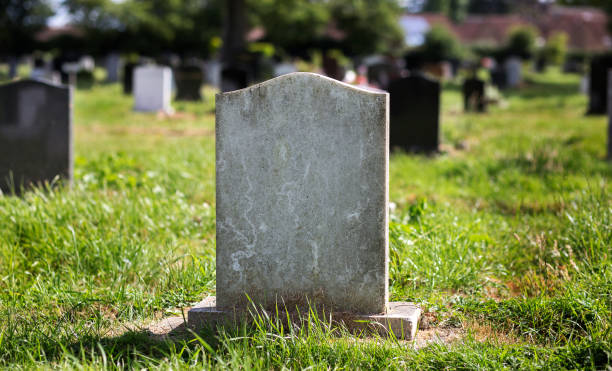 blanc pierre tombale avec autres tombes en arrière-plan - cimetière photos et images de collection