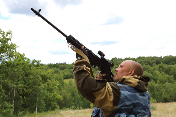 jagdsaison. mann 35-40 jahre alt, strebt ein jäger in den himmel von einer schusswaffe im wald. - men 35 40 years male 30s stock-fotos und bilder