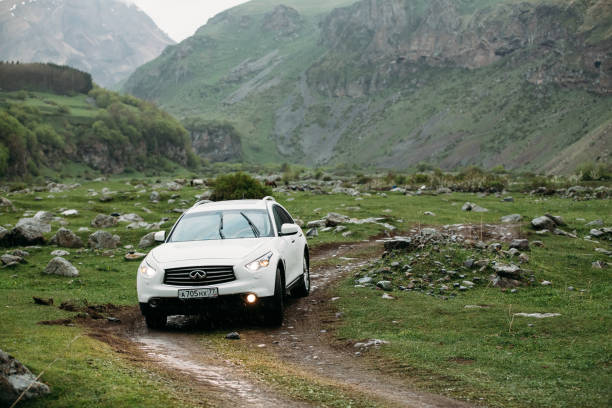 white infiniti fx30d turbo diesel suv car on off road in spring - turbo diesel imagens e fotografias de stock