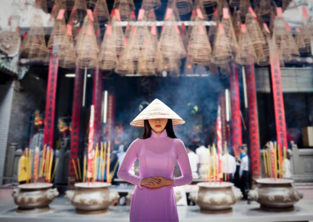 vietnam femme portant ao dai la culture traditionnelle. - buddha ancient asia asian culture photos et images de collection