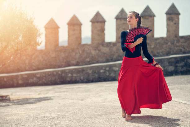 ragazza spagnola che balla - spanish culture foto e immagini stock