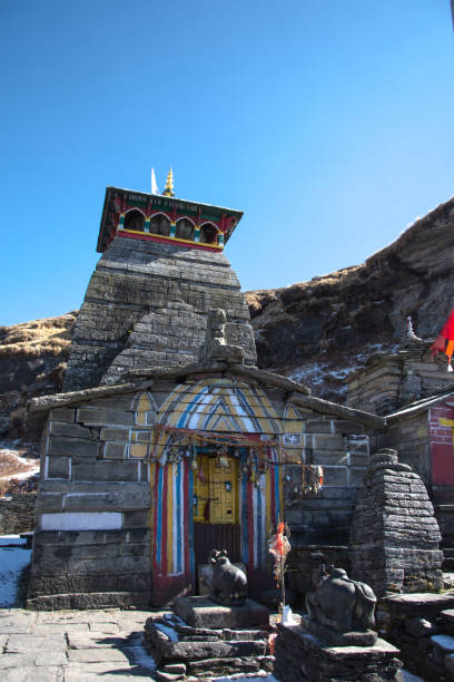 templo do deus shiva, tungnath, chopta, uttarakhand, índia - nandi - fotografias e filmes do acervo
