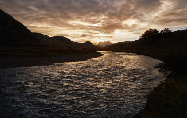 fiume gruinard vicino alla cima di an teallach. - great scottish run foto e immagini stock