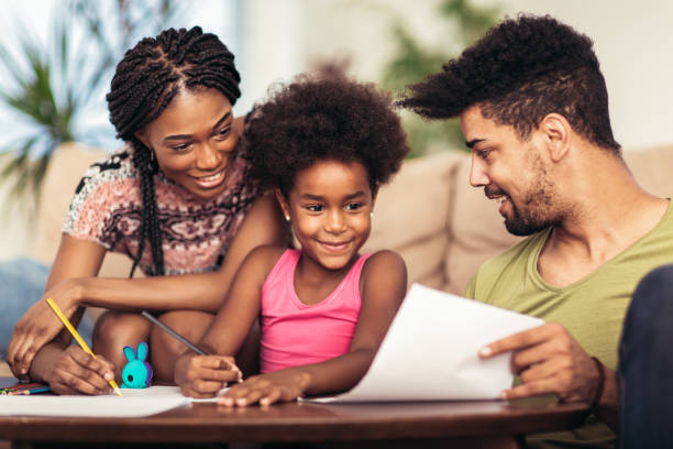 istock Mom and dad drawing with their daughter. 1006515434
