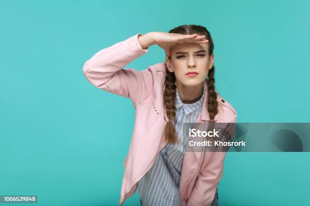 Guardando Troppo Lontano Ritratto Di Bella Ragazza Carina In Piedi Con Trucco E Acconciatura A Coda Di Maiale Marrone In Camicia Azzurra A Righe Giacca Rosa - Fotografie stock e altre immagini di Cercare