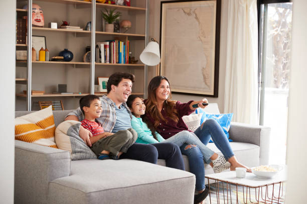 familia relajarse en el sofá en casa viendo la televisión - family television watching watching tv fotografías e imágenes de stock