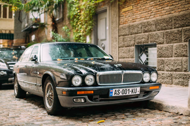 jaguar xj (x308) berline voiture garée dans la rue.  jaguar xj x308 est - jaguar xj photos et images de collection