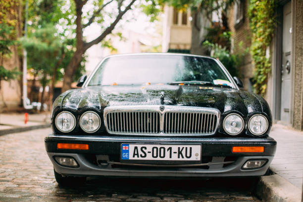 jaguar xj (x308) berline voiture garée dans la rue.  jaguar xj x308 est - jaguar xj photos et images de collection