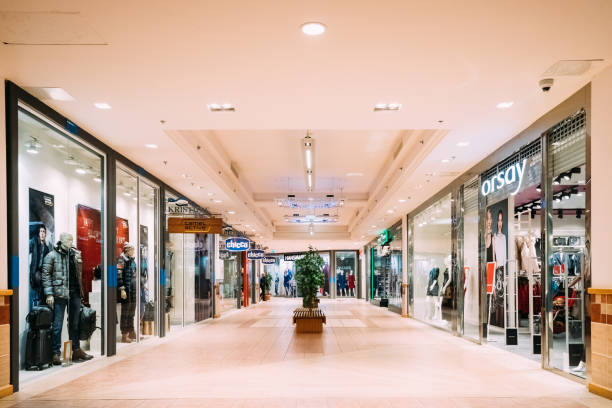 tallinn, estónia. pessoas descansando e caminhando para o moderno shopp - centro comercial - fotografias e filmes do acervo