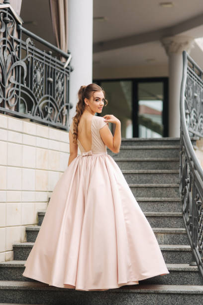 istock Elegant lady satnd on stairs in front of restaurant 1006550540