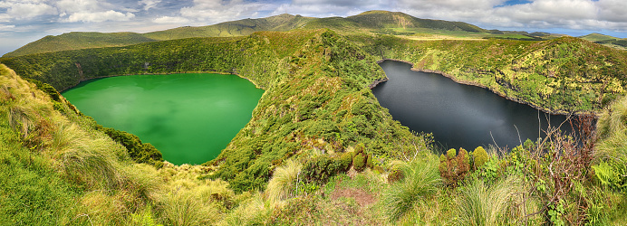 Vista panorámica de Lagoa Negra y Lagoa Comprida en Azores isla de Flores photo