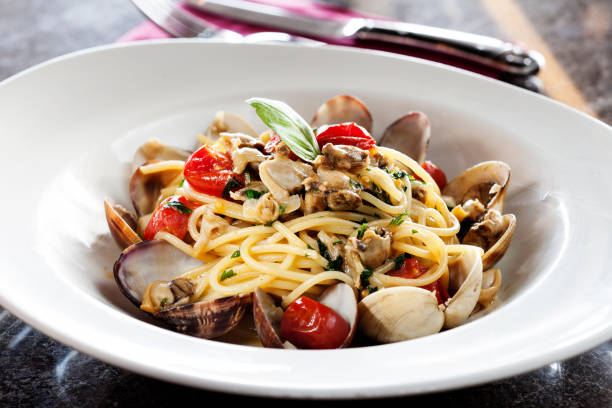 fisch- und nudelgerichte, sizilien, spaghetti - prepared shellfish stock-fotos und bilder