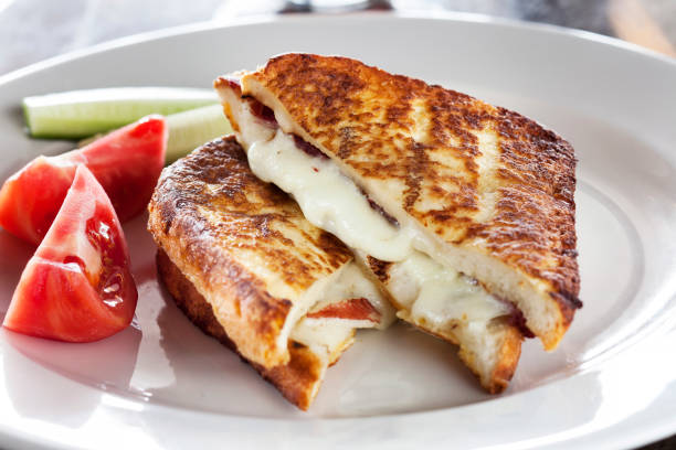 toast con pomodoro e mozzarella, pane tostato - cheese sandwich foto e immagini stock