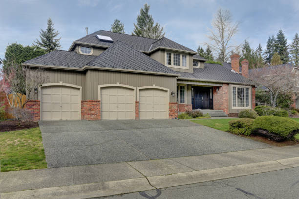 istock Luxury home exterior with three car garage. 1006597148