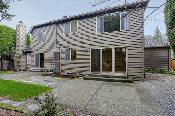istock Private yard of a grey house with green grass. 1006598006