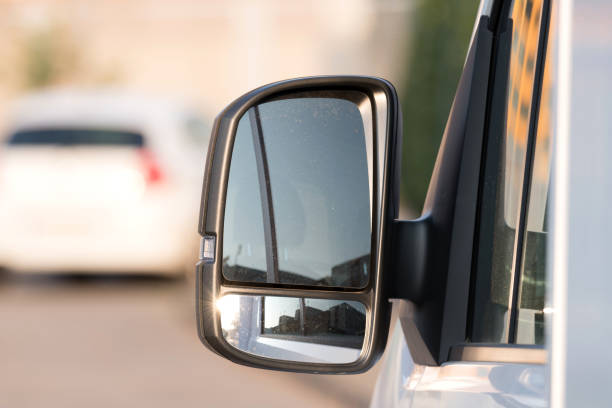 внешнее зеркало от небольшого грузовика - side view mirror стоковые фото и изображения