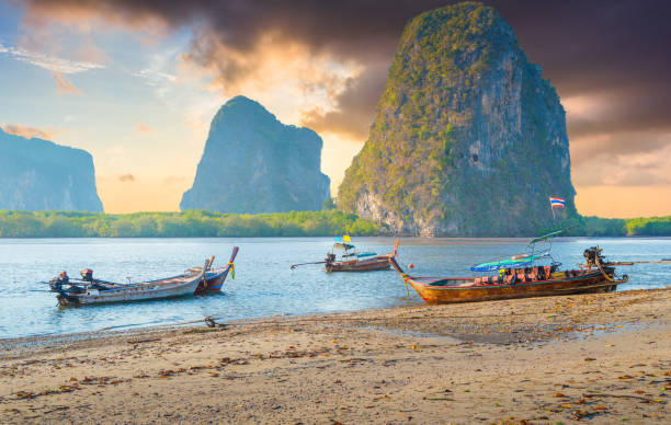 タイ南部に、ボートのトラン県の尾が長いと熱帯の海夕陽が美しい - southern thailand ストックフォトと画像