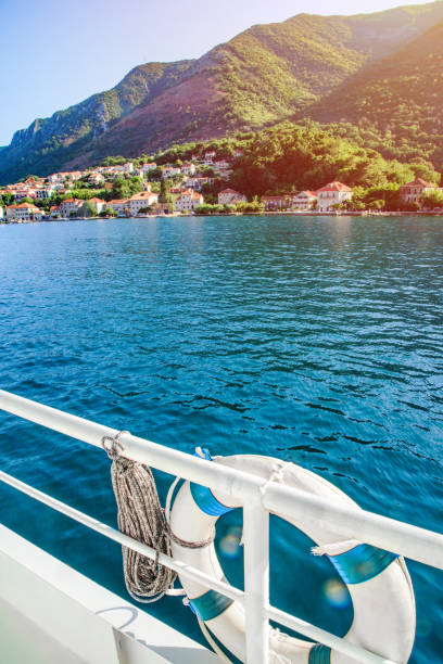 boka bay rejs dzień, czarnogóra - montenegro kotor bay fjord town zdjęcia i obrazy z banku zdjęć