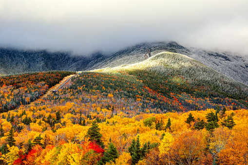 Follaje de otoño y la nieve en las laderas del Monte Washington photo