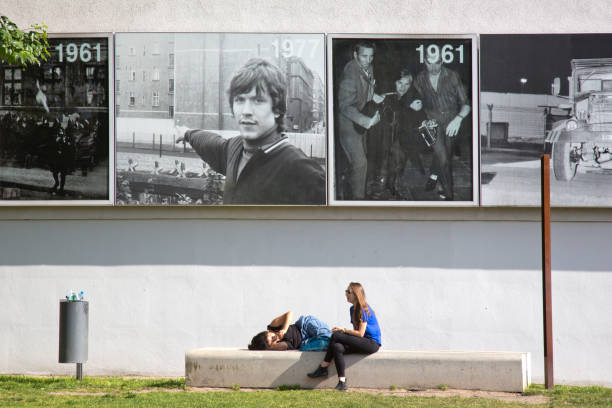 zwei junge leute, die ruhe an der gedenkstätte bernauer straße - west berlin stock-fotos und bilder