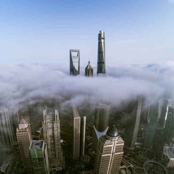 霧の中で上海のランドマーク的な建物の空中写真 - shanghai tower ストックフォトと画像