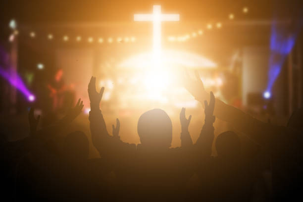 христиане поднимают руки в похвалу и поклонение на концерте ночной музыки. евхаристия терапии благословит бога помогая покаяться католиче - конгрегация стоковые фото и изображения