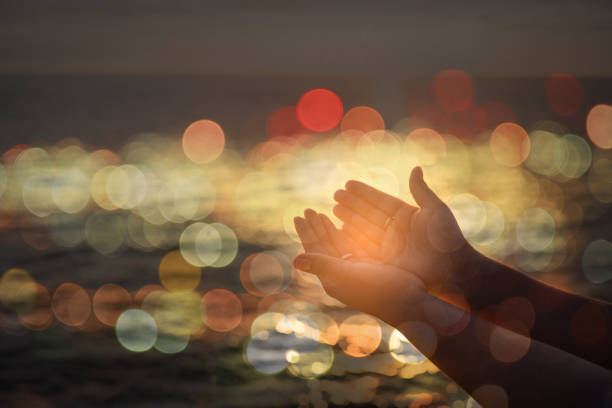 i musulmani pregano il disastro anti-guarigione per la preghiera di pace in medio oriente hope. mani culto e preghiera musulmani. - praying islam sacrifice mosque foto e immagini stock